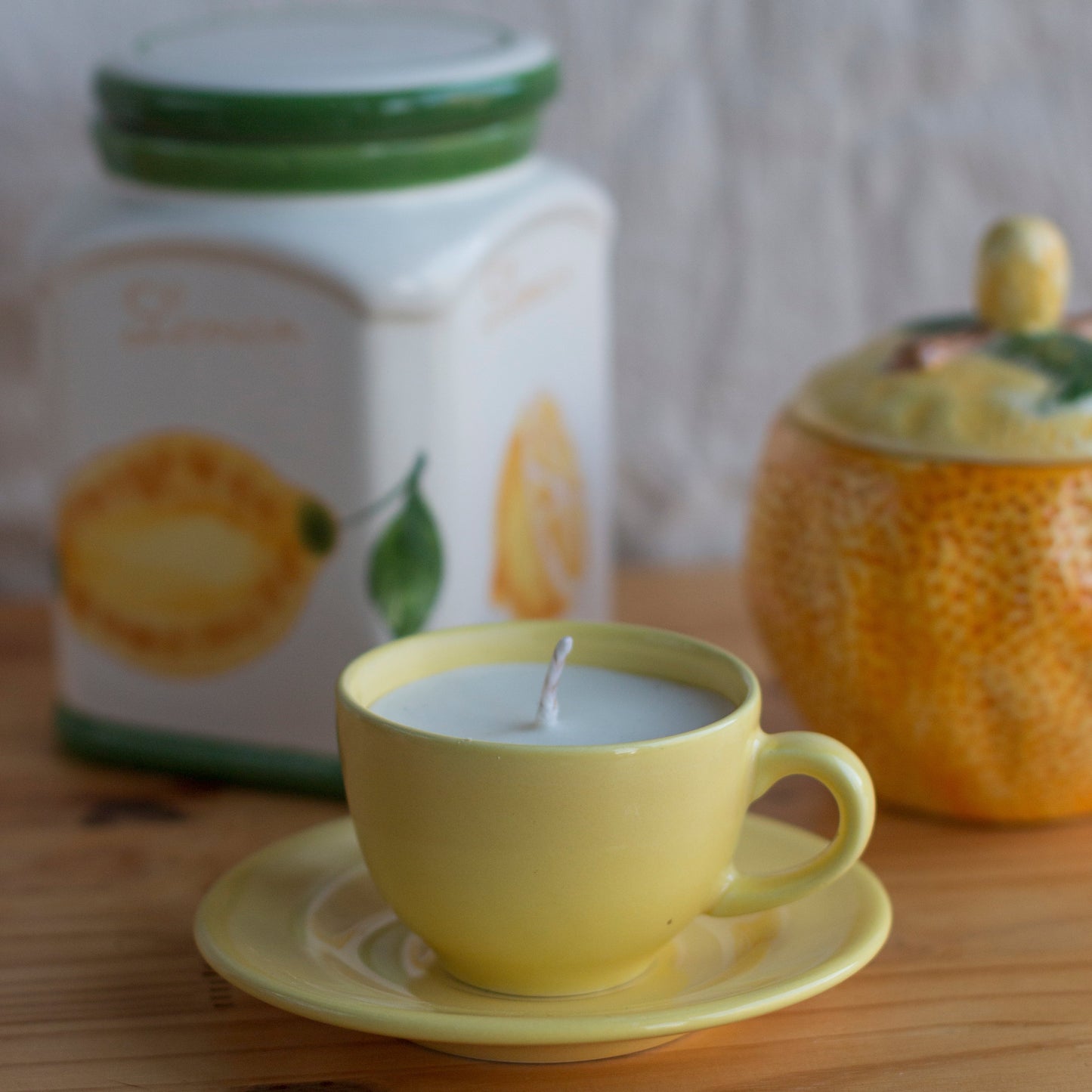 Bougie artisanale Second Joy dans une tasse upcyclée jaune vif, parfum citron vert, collection Dolce Vita.