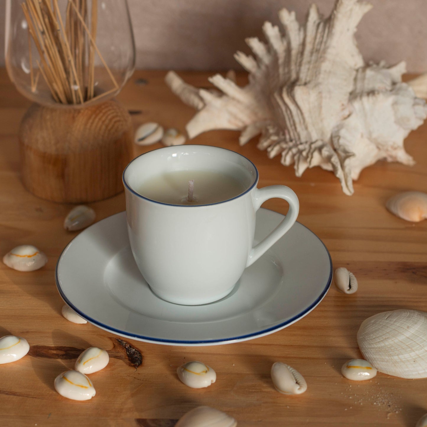 Bougie parfumée Second Joy dans une tasse expresso Guy Degrenne blanche, collection Vent d’Été, faite main au Havre.