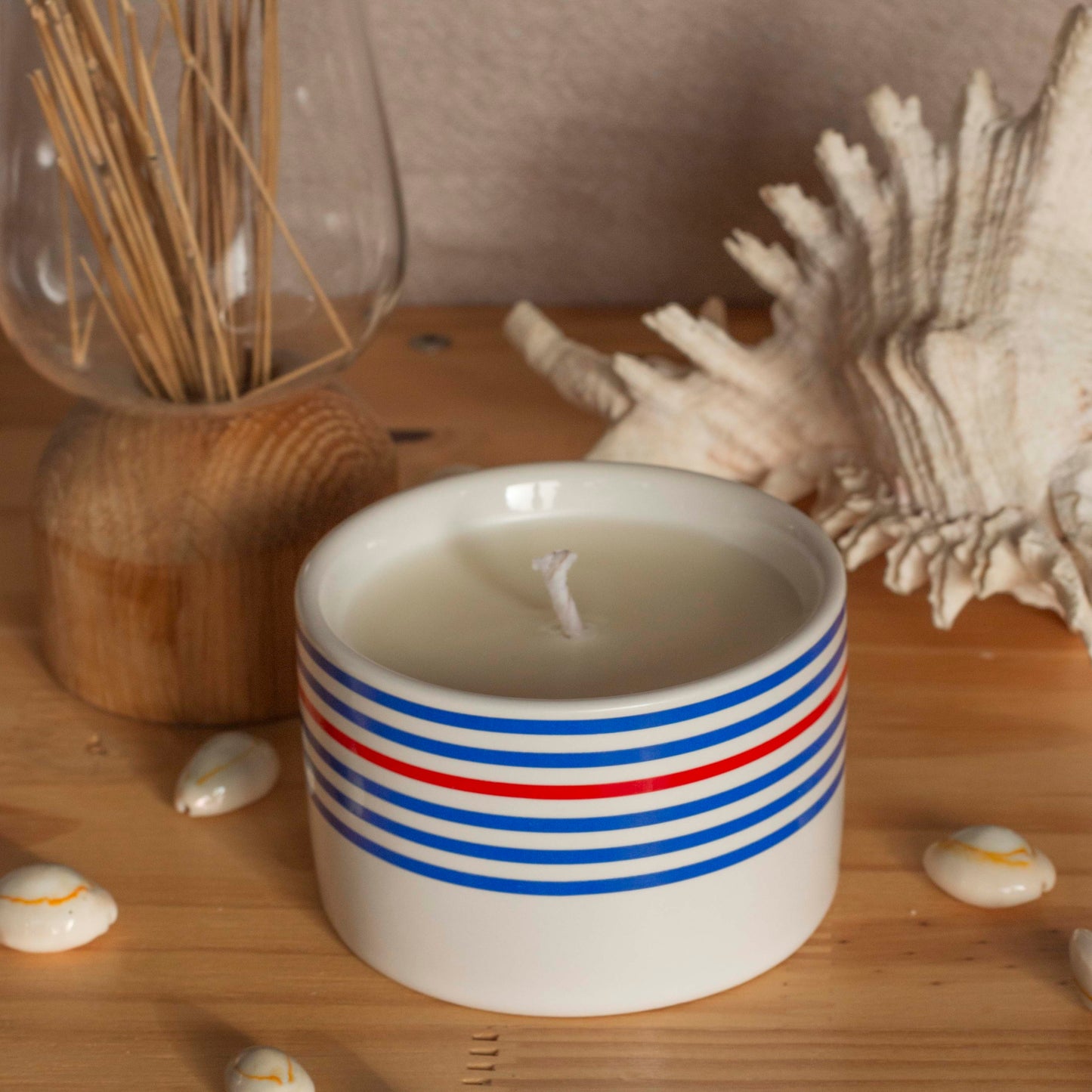 Bougie parfumée Second Joy dans un petit pot rayé bleu marine, collection Vent d’Été, cire végétale, faite main au Havre.