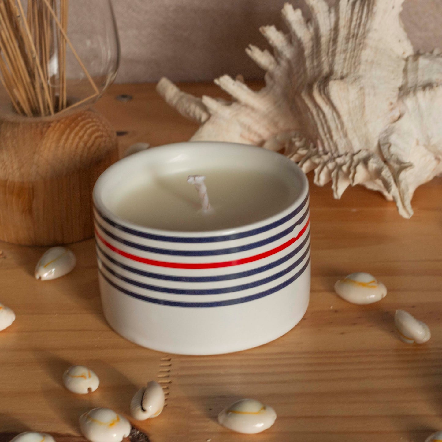 Bougie parfumée Second Joy dans un petit pot rayé bleu marine, collection Vent d’Été, cire végétale, faite main au Havre.
