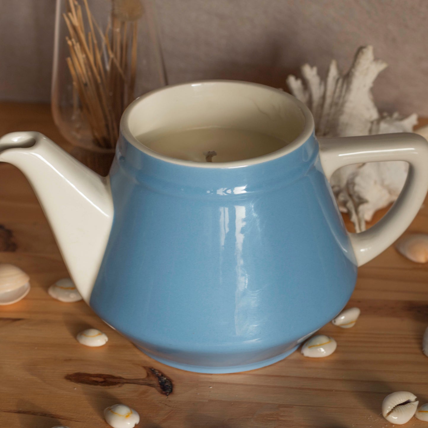 Détail de la cire végétale dans une théière Villeroy & Boch vintage, bougie Second Joy, parfum vanille, Vent d’Été.