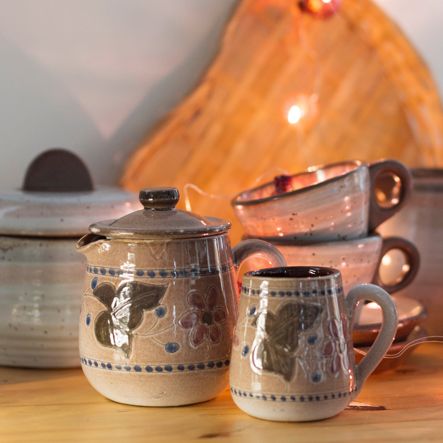 Bougie parfumée Second Joy coulée dans une tasse vintage rose aux motifs fleuris, artisanat normand du Havre.