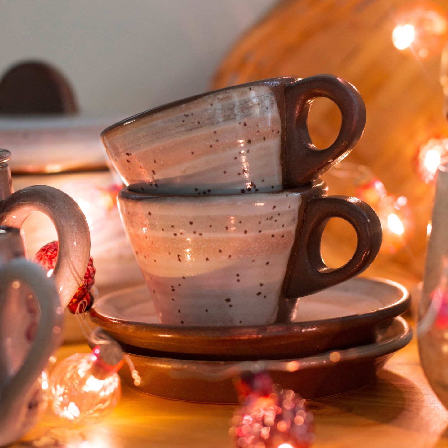 Bougie parfumée Second Joy coulée dans une tasse vintage rose aux motifs rayés, artisanat normand du Havre.