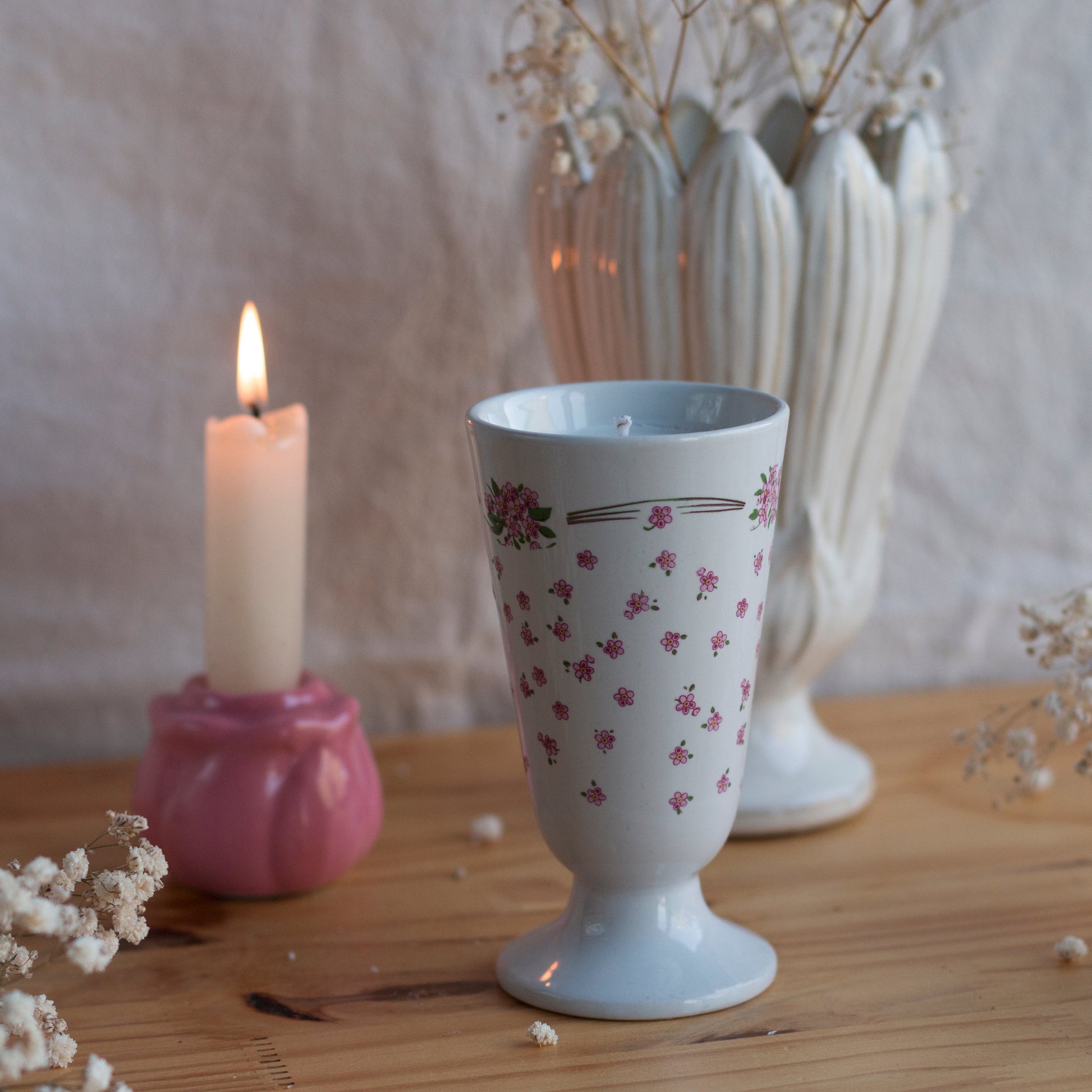 Bougie parfumée Second Joy coulée dans un mazagran vintage rose aux motifs fleuirs, artisanat normand du Havre.