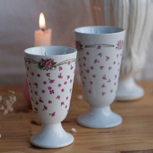 Bougie parfumée Second Joy coulée dans un mazagran vintage rose aux motifs fleuris, artisanat normand du Havre.