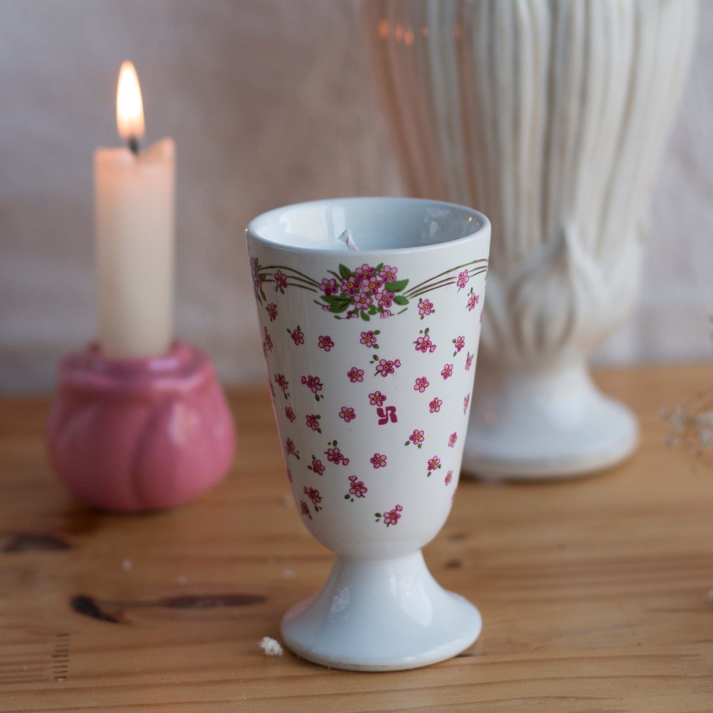 Bougie parfumée Second Joy coulée dans un mazagran vintage rose aux motifs fleuris, artisanat normand du Havre.