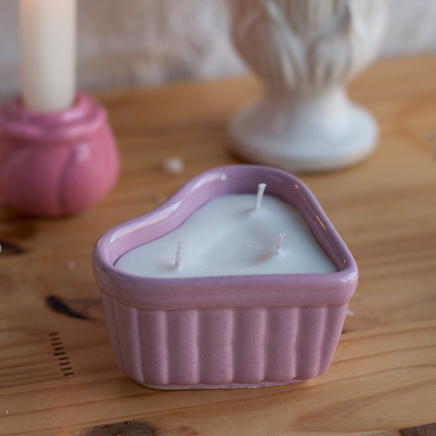 Bougie parfumée Second Joy coulée dans un pot vintage rose en forme de coeur, artisanat normand du Havre.