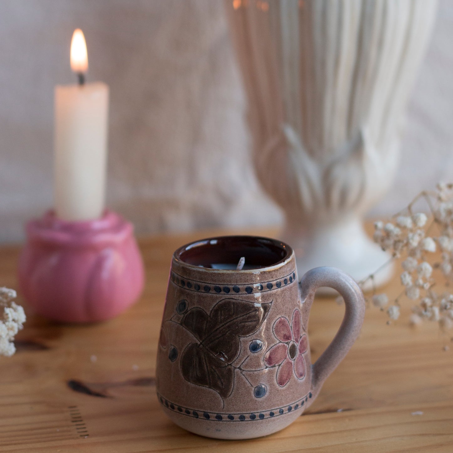 Bougie parfumée Second Joy coulée dans une tasse vintage rose aux motifs fleuris, artisanat normand du Havre.