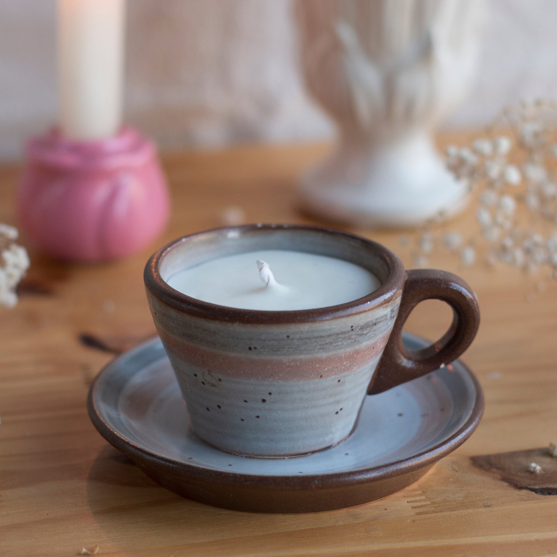 Bougie parfumée Second Joy coulée dans une tasse vintage rose aux motifs rayés, artisanat normand du Havre.