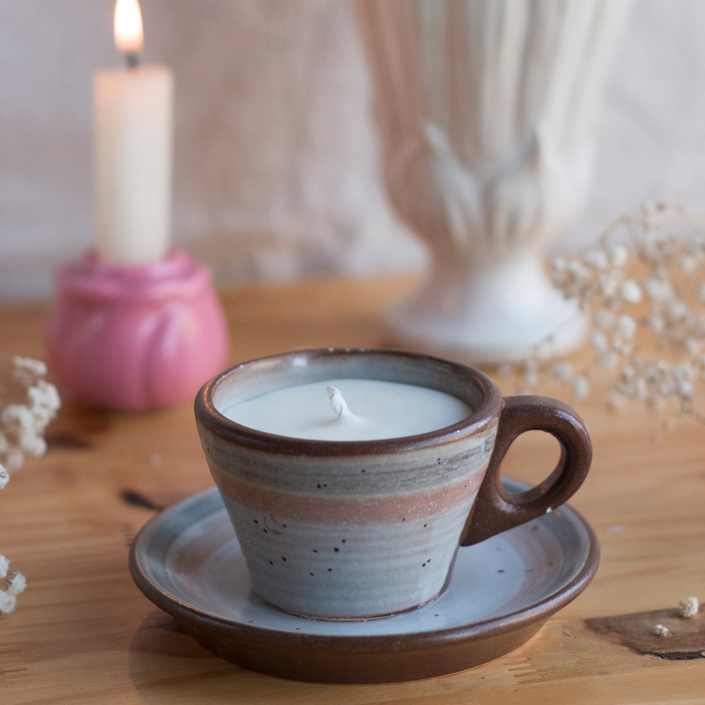 Bougie parfumée Second Joy coulée dans une tasse vintage rose aux motifs rayés, artisanat normand du Havre.