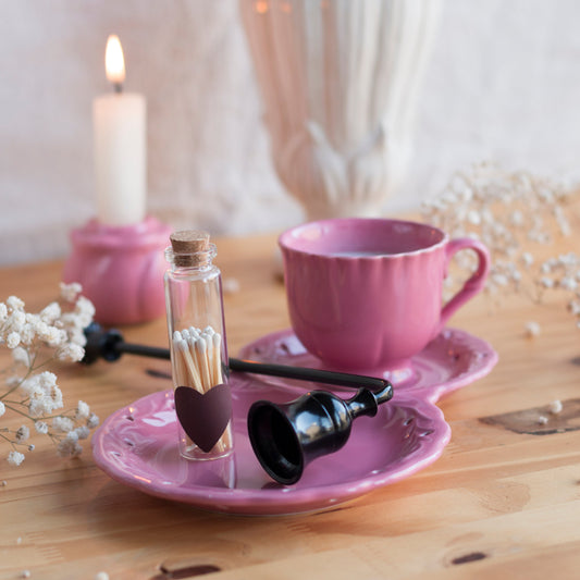 Bougie parfumée Second Joy coulée dans une tasse vintage rose aux motifs fleuris, artisanat normand du Havre.