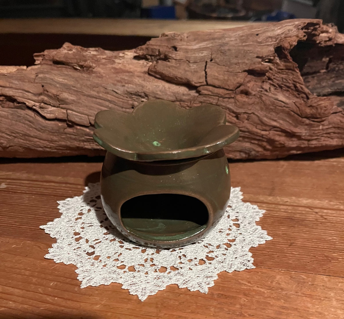 Brûle-parfum artisanal en forme de fleur en grès blanc, façonné par une céramiste d'art en Normandie.