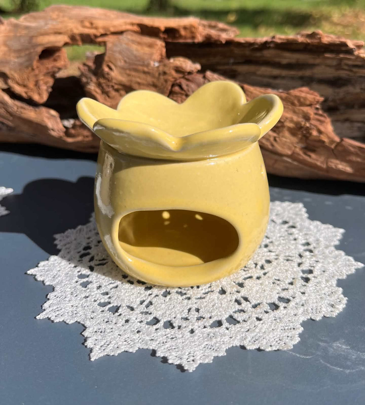 Brûle-parfum artisanal en forme de fleur en grès blanc, façonné par une céramiste d'art en Normandie.