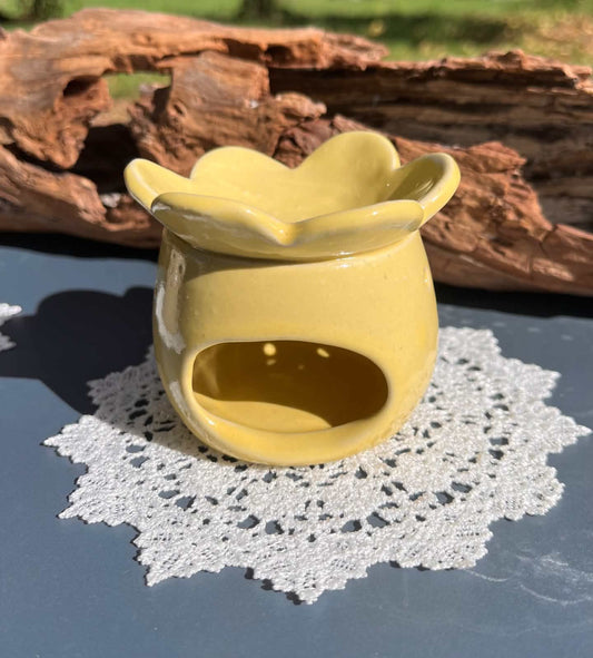 Brûle-parfum artisanal en forme de fleur en grès blanc, façonné par une céramiste d'art en Normandie.