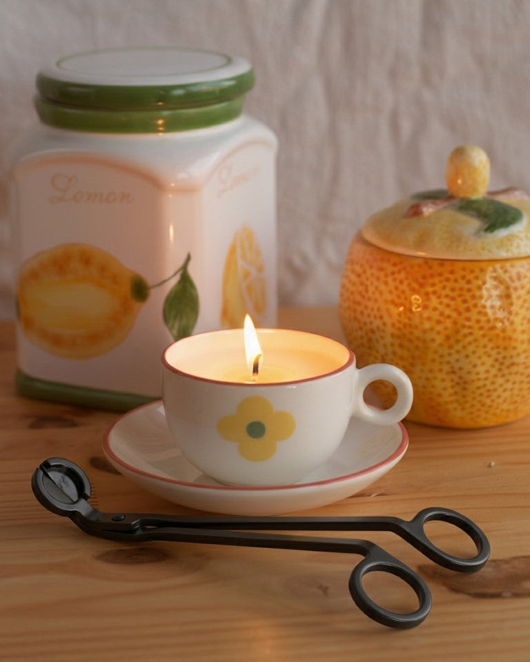 Coupe-mèche de précision en métal pour l'entretien des bougies parfumées Second Joy, design ergonomique.