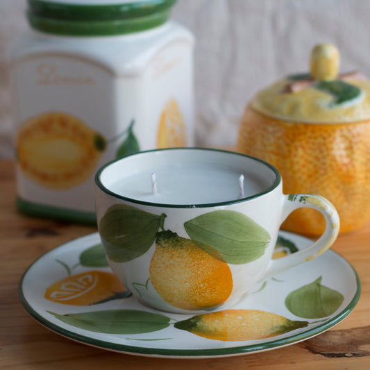 Bougie artisanale Second Joy dans une tasse upcyclée motifs citrons, parfum citron vert, collection Dolce Vita.