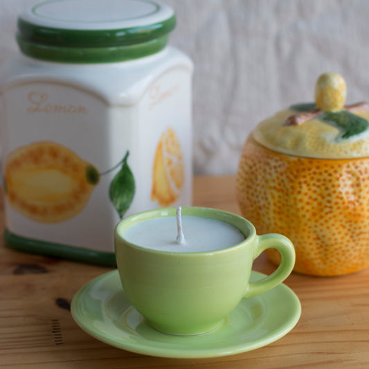Bougie artisanale Second Joy dans une tasse upcyclée verte, parfum citron vert, collection Dolce Vita.