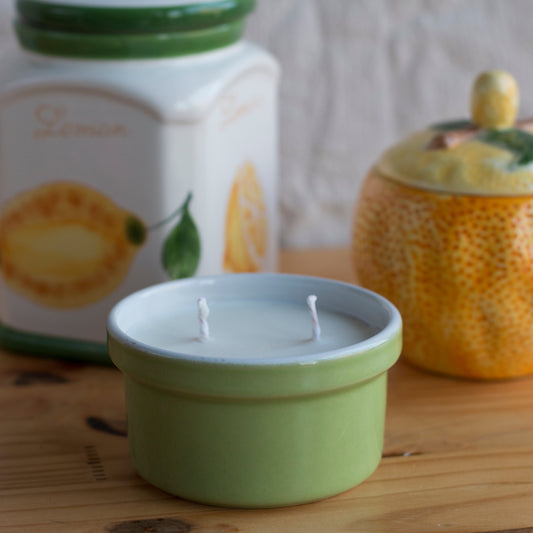 Bougie artisanale Second Joy dans un pot upcyclée vert, parfum citron vert, collection Dolce Vita.