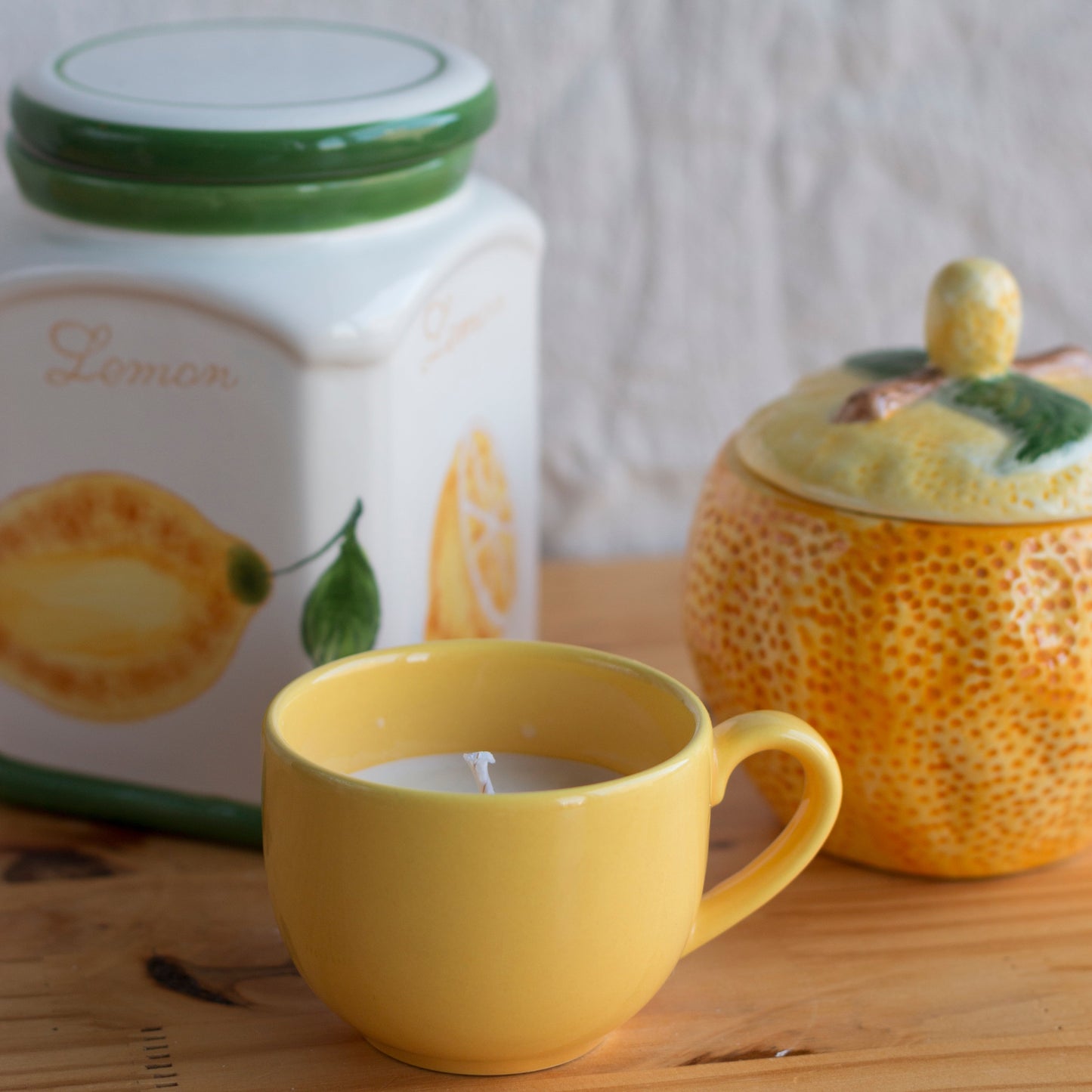 Bougie artisanale Second Joy dans une tasse upcyclée jaune vif, parfum citron vert, collection Dolce Vita.