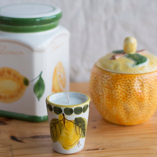 Bougie artisanale Second Joy dans une tasse upcyclée motif citron, parfum citron vert, collection Dolce Vita.