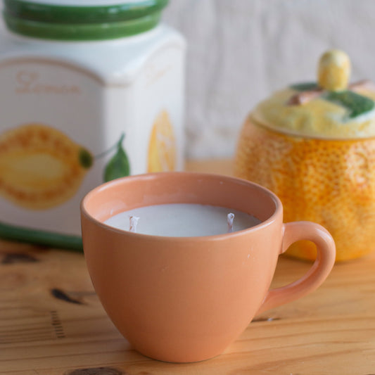 Bougie artisanale Second Joy dans une tasse upcyclée orange, parfum citron vert, collection Dolce Vita.