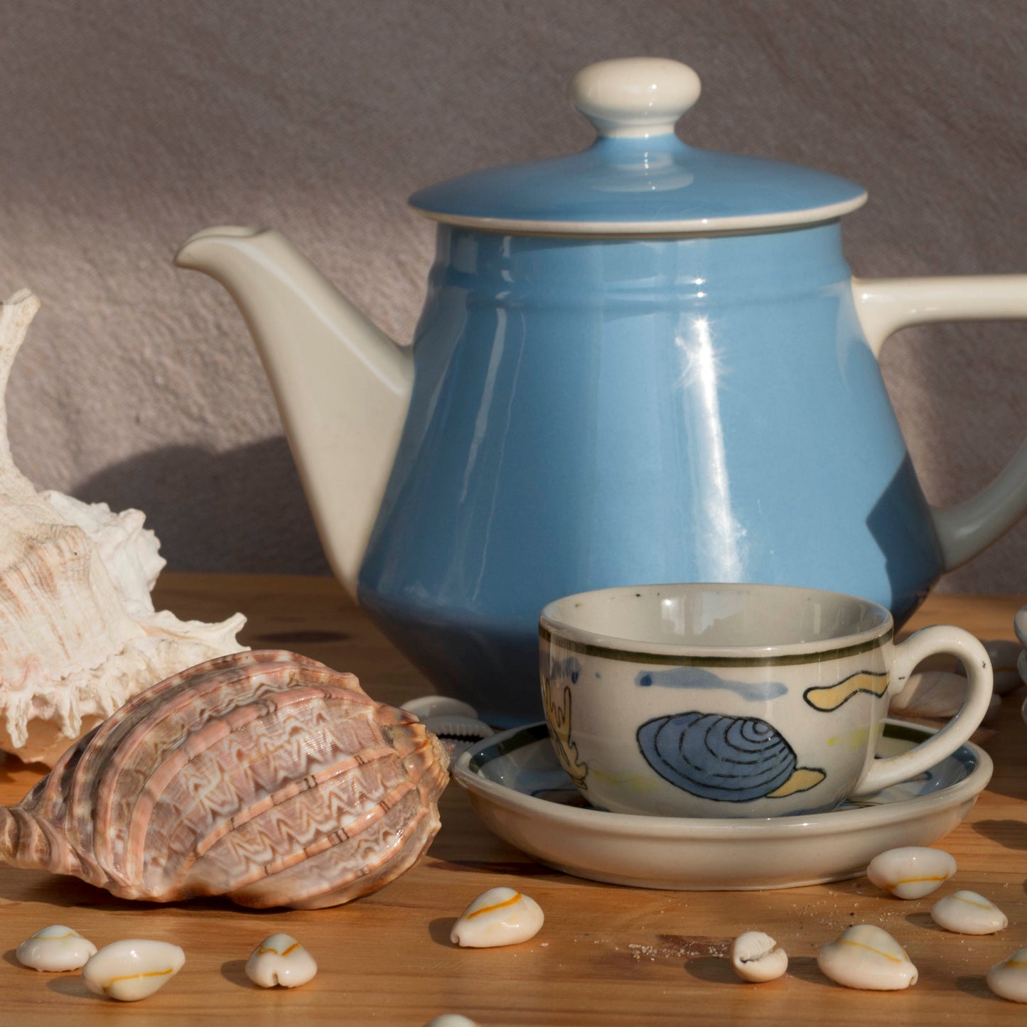 Théière Villeroy & Boch et tasse coquillage vintage Second Joy sur un décor marin avec coquillages, Vent d’Été, faite main au Havre.