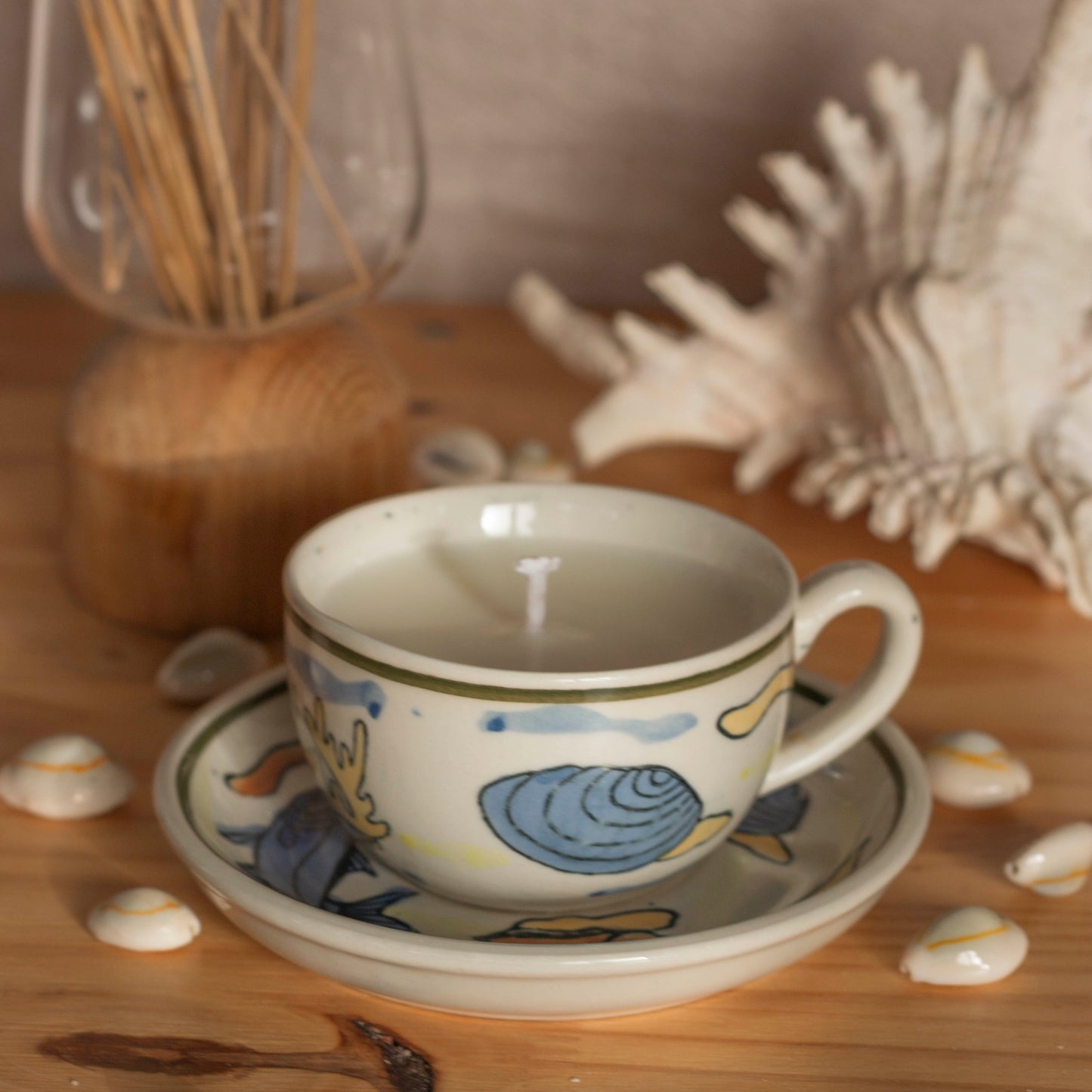 Bougie parfumée Second Joy dans une tasse coquillage blanche avec soucoupe, collection Vent d’Été, faite main au Havre.