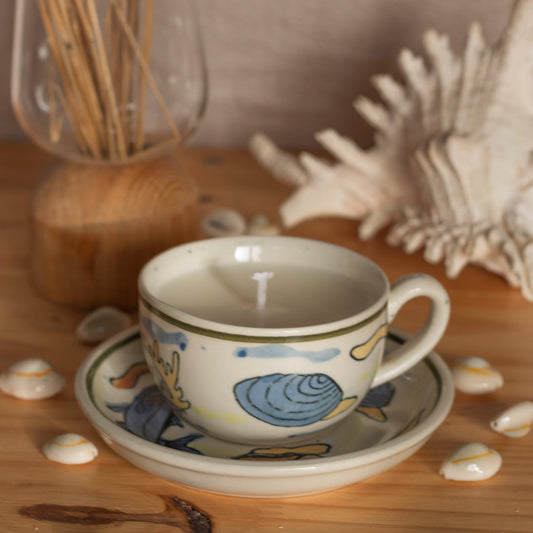 Bougie parfumée Second Joy dans une tasse coquillage blanche avec soucoupe, collection Vent d’Été, faite main au Havre.