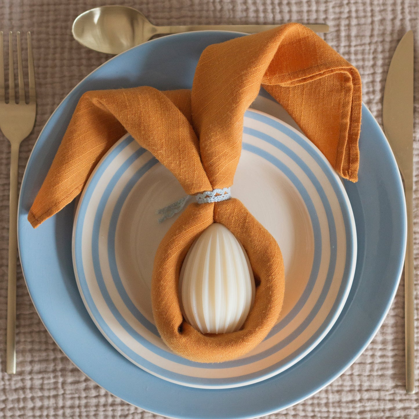 table de pâques avec bougie oeuf pour idée cadeau d'assiette